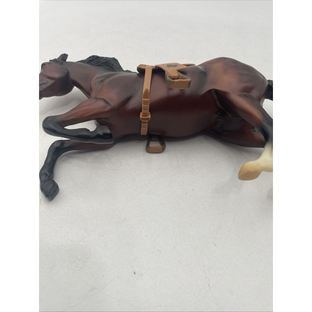 Breyer Reeves Horse Brown White With Western Saddle Leaning - Picture 6 of 7